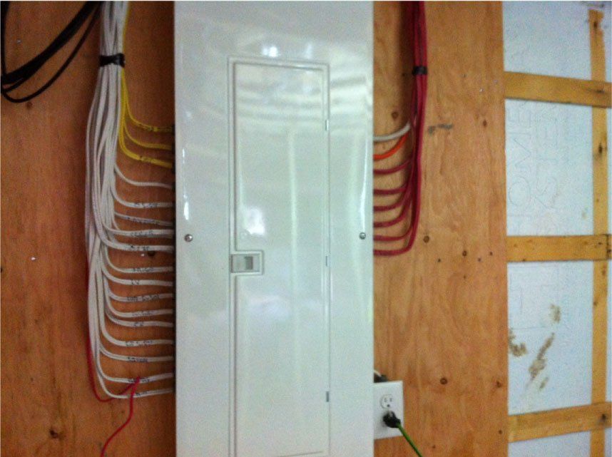 Une porte blanche avec un tas de fils qui en sortent