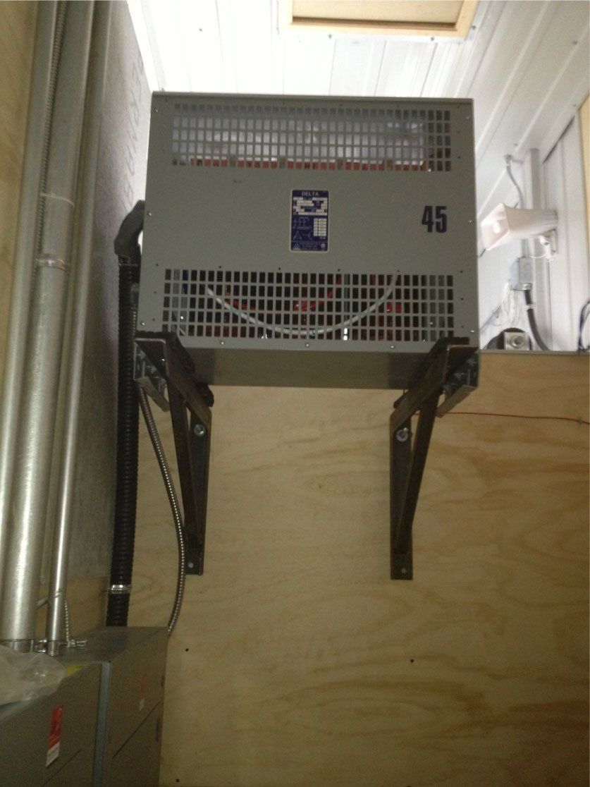 Une boîte avec le numéro 45 dessus est accrochée au mur.