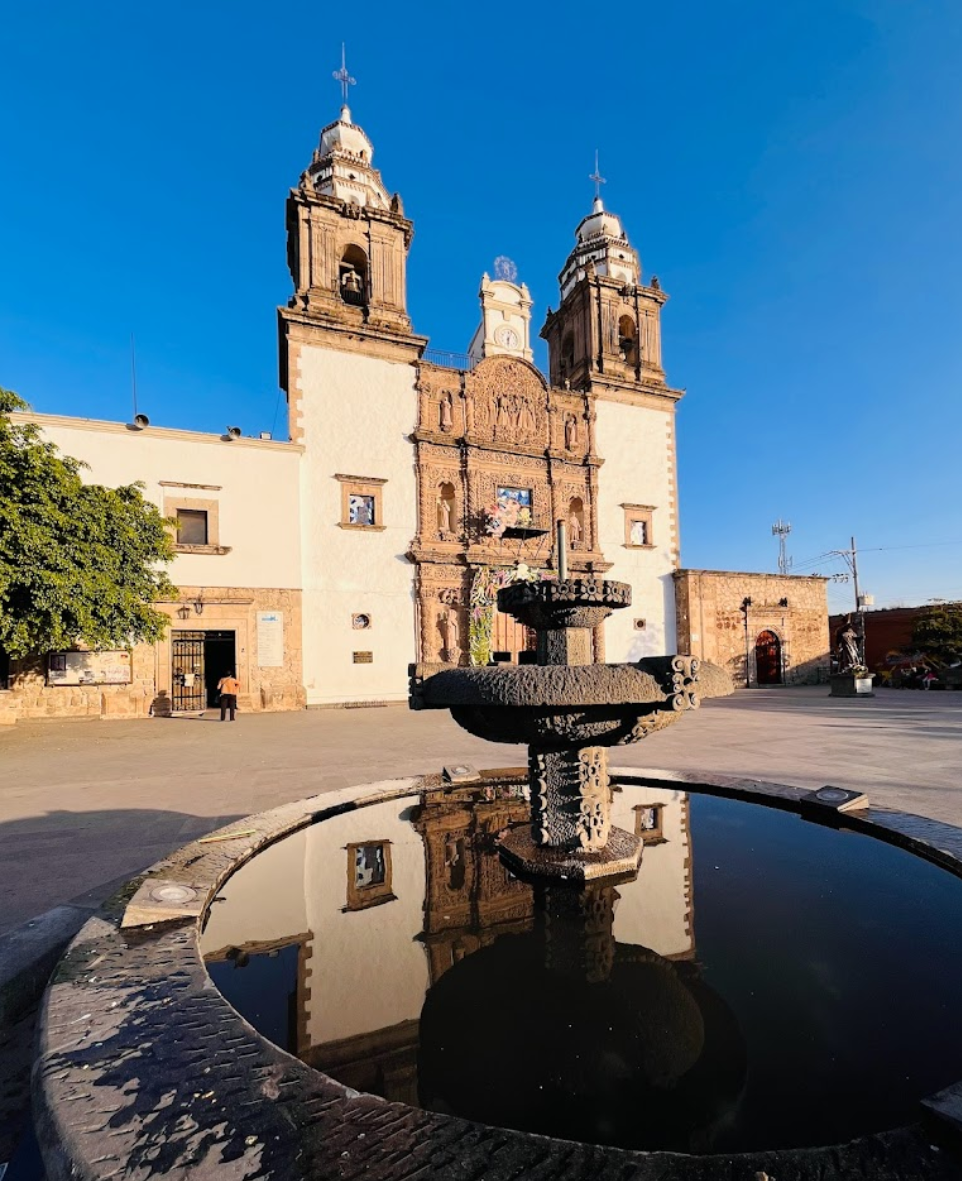 Una iglesia con una fuente delante de ella