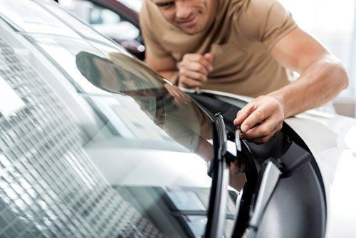 4 Signs You Need to Visit an Auto Glass Repair Specialist