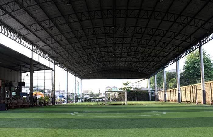 PASTO SINTÉTICO Y FOLLAJE ARTIFICAL