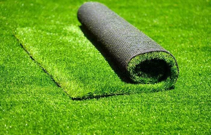 PASTO SINTÉTICO Y FOLLAJE ARTIFICAL