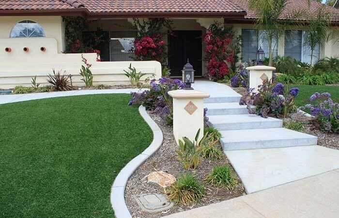 PASTO SINTÉTICO Y FOLLAJE ARTIFICAL