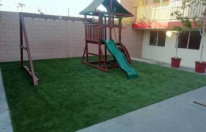 PASTO SINTÉTICO Y FOLLAJE ARTIFICAL