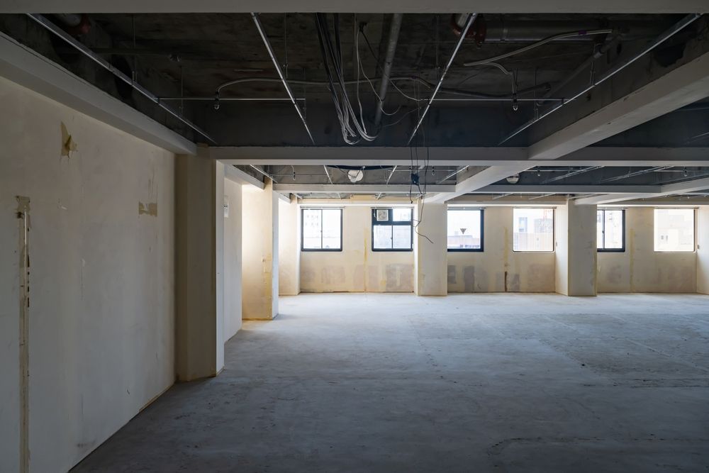 A large empty room with a lot of windows and a ceiling.