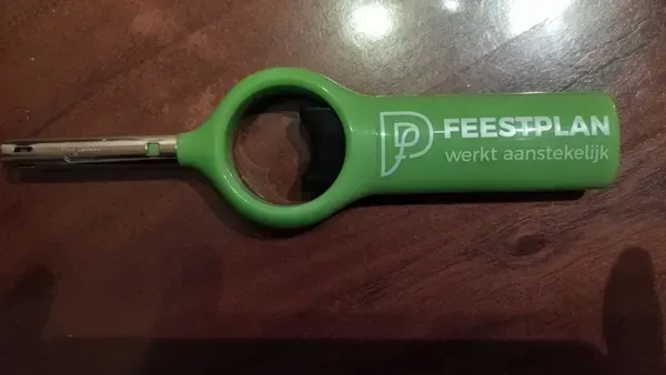 aansteker in het groen met witte letters feestplan erop