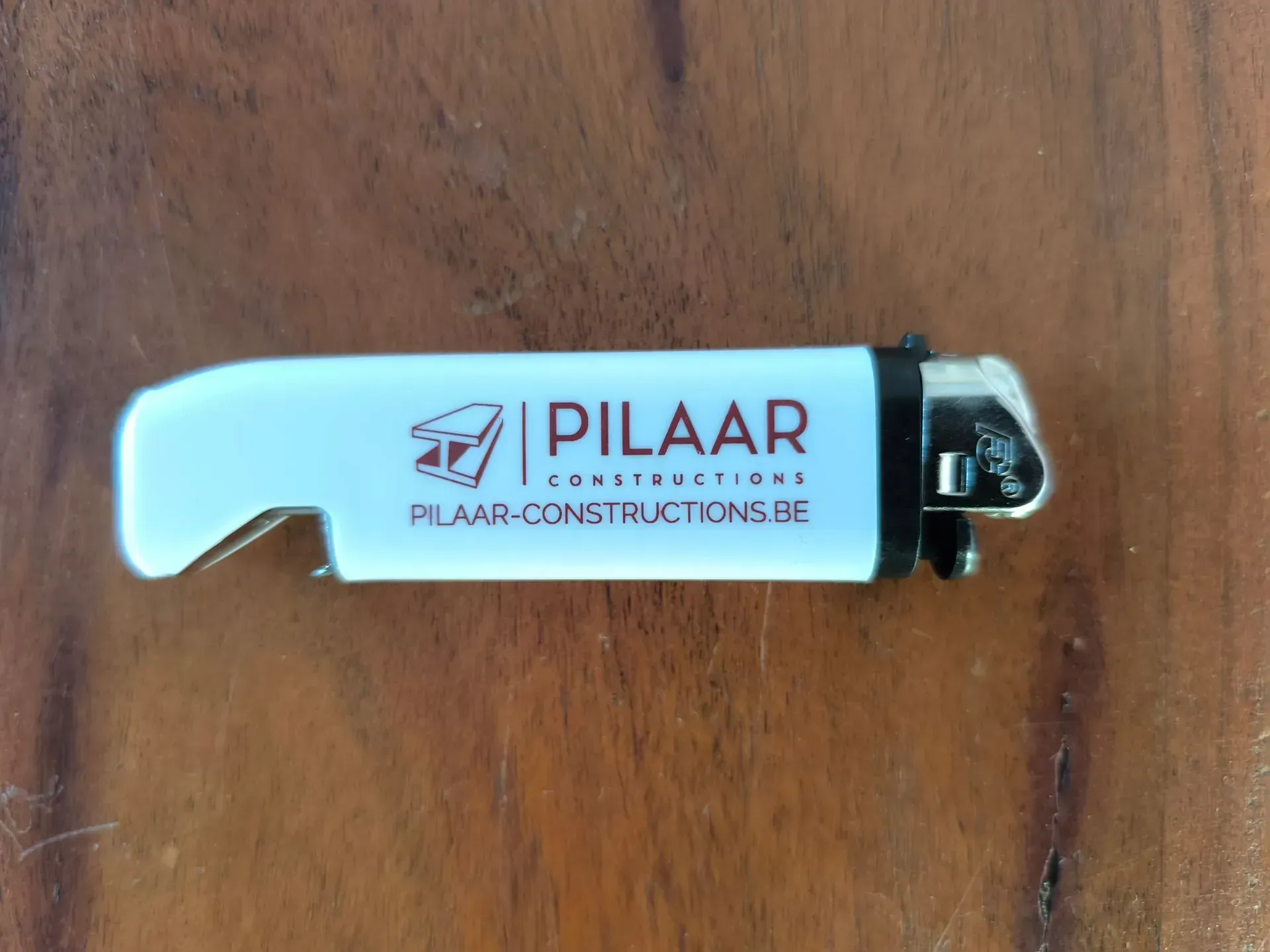 aansteker bedrukt wit met rode letters