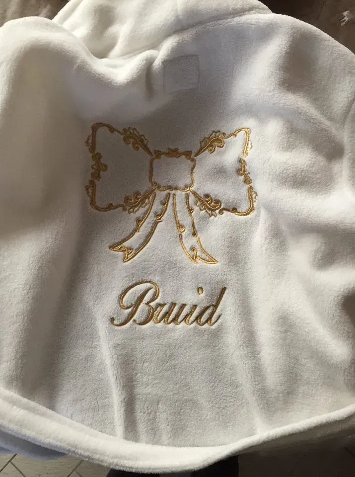 geborduurde trui met bruid erop