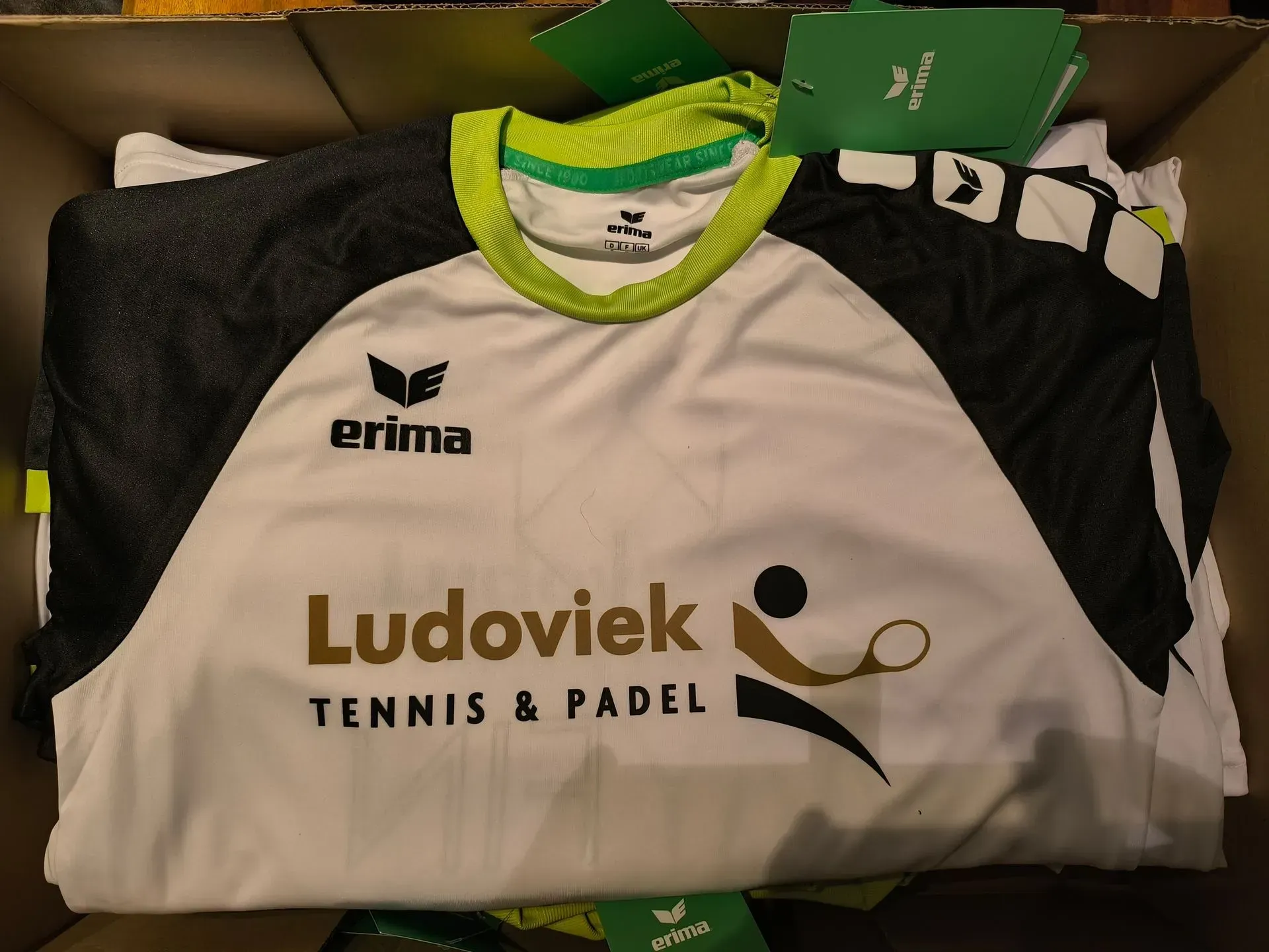 sport t-shirt met padel logo erop