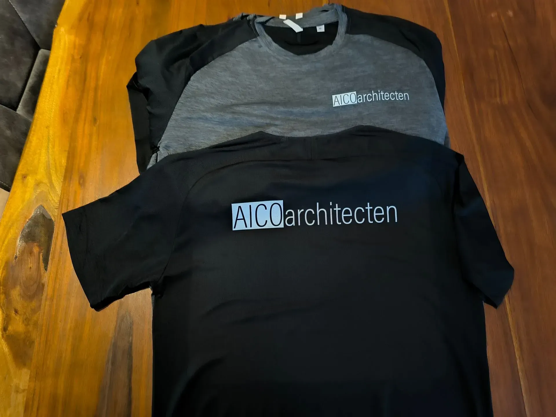 t-shirts met logo aico architecten erop
