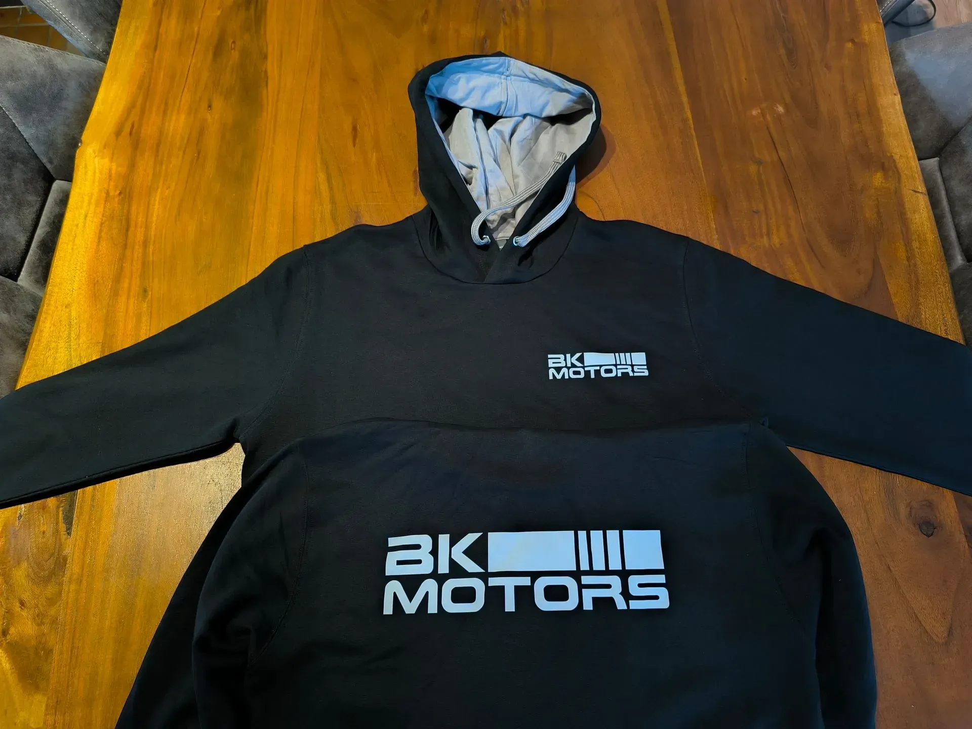 sweater met logo bk motors erop gedrukt