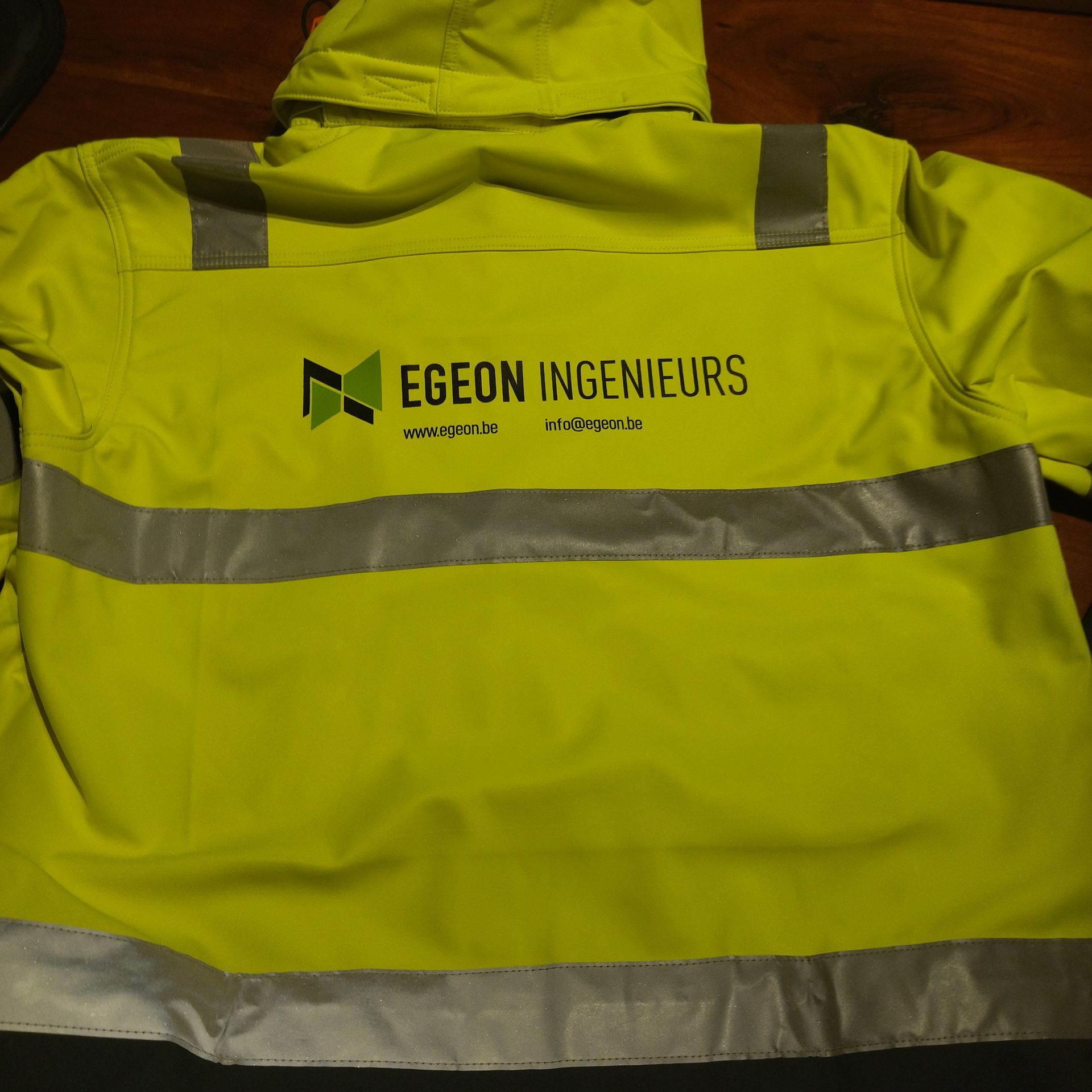 fluo jas met logo egeon erop gedrukt