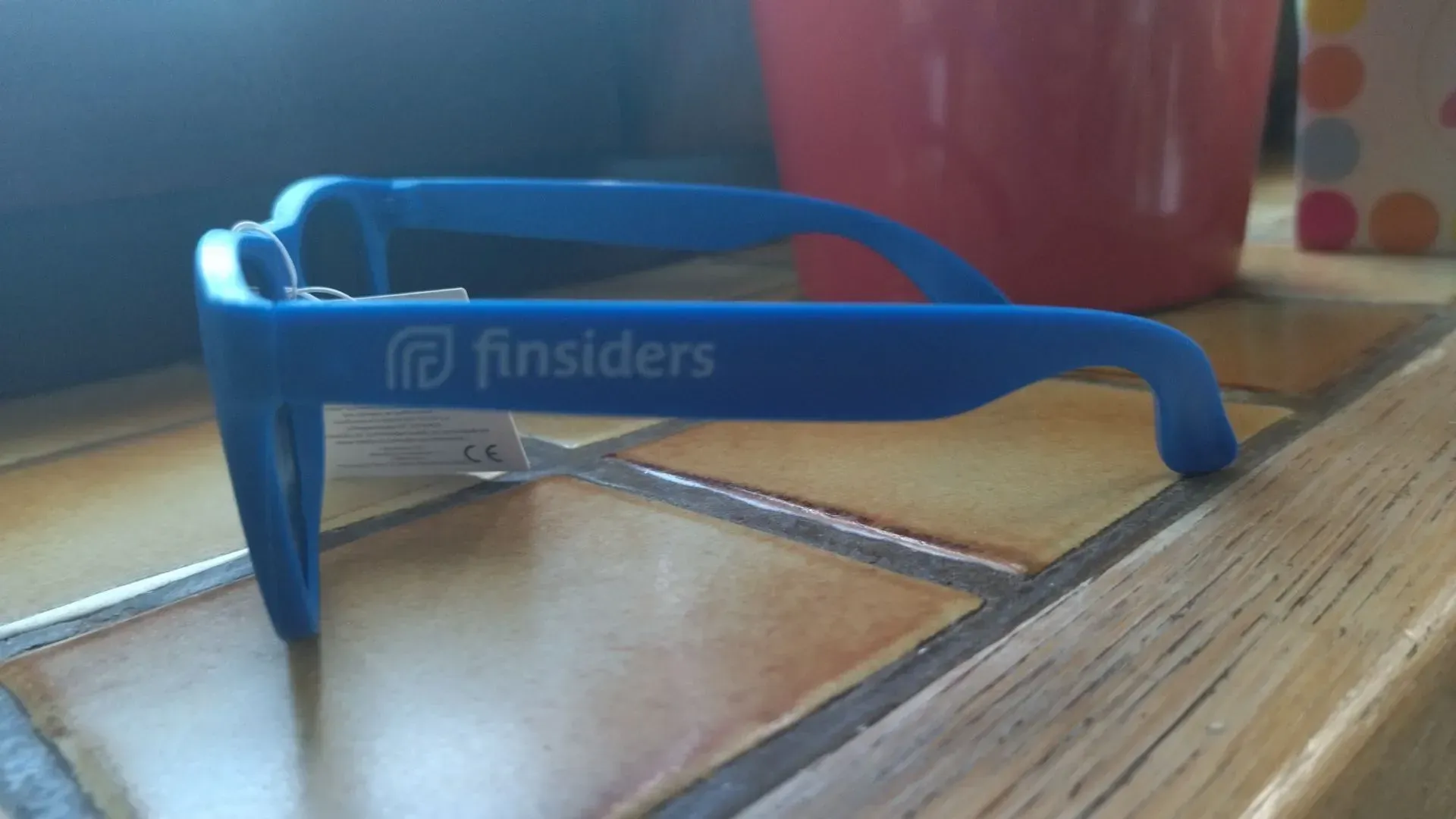 zonnebril in blauw met naam finsiders erop