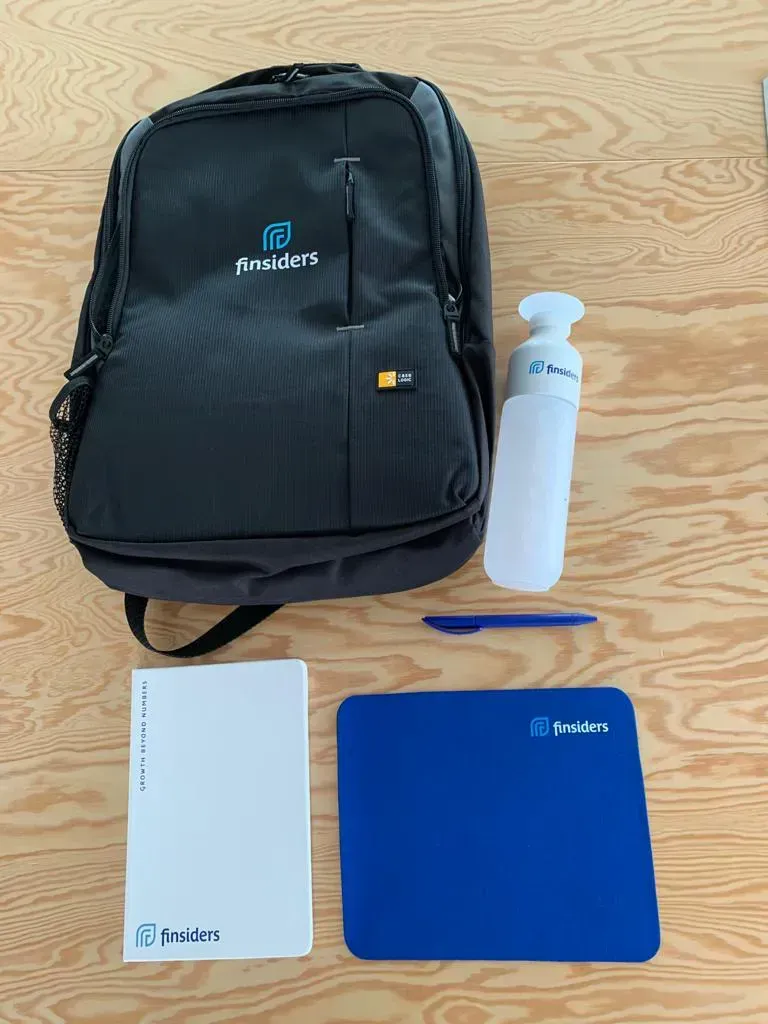 finsiders gadgets met drinkfles rugzak en notitieblok