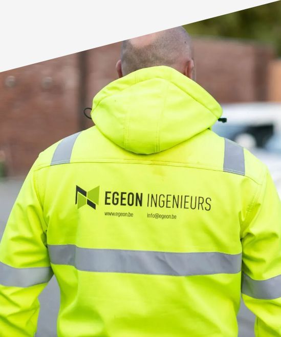 medewerker egeon met jas