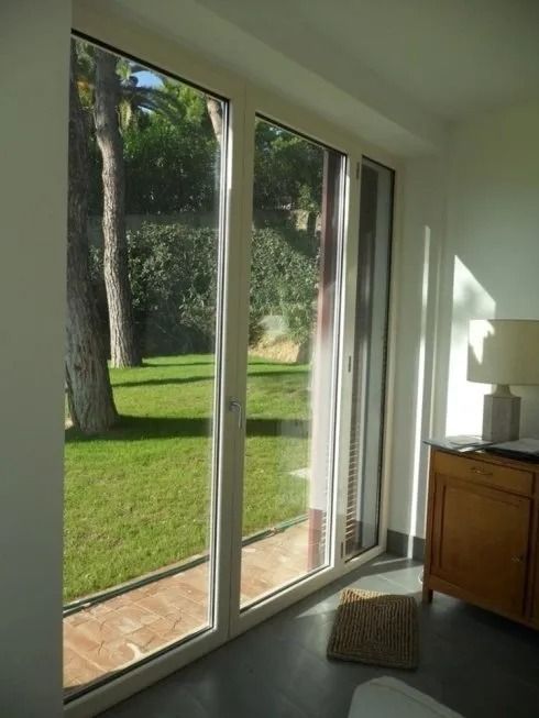 Ampie finestre in pvc bianche