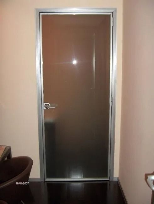 Porta in vetro smerigliato con telaio argentato