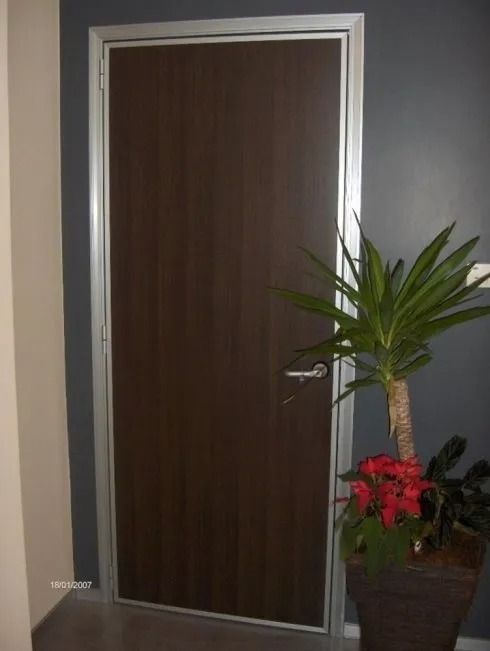 Porta in legno scuro con cornice argentata