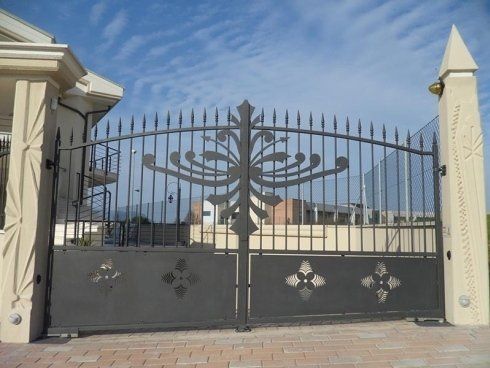 Cancello in ferro battuto decorato con elementi decorativi
