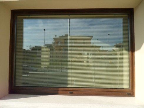 Finestra con cornice marrone e persiane