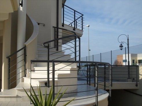 Scala a chiocciola esterna con ringhiere in metallo nero 
