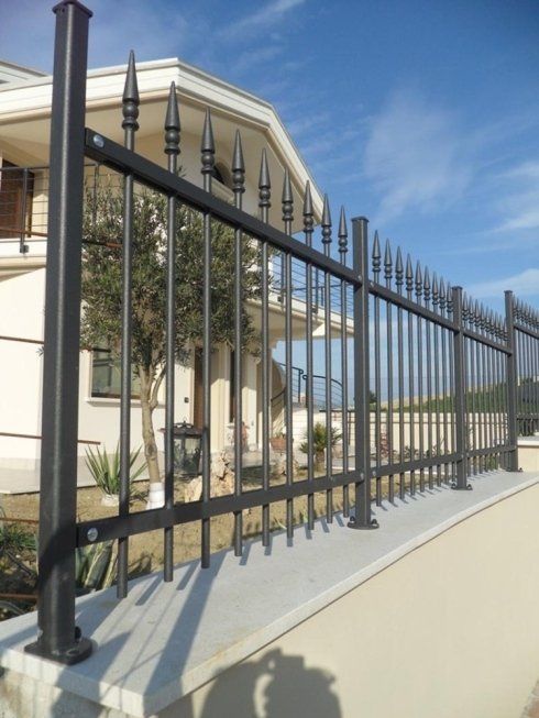 Recinzione metallica nera con punte 