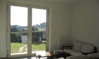 Camera luminosa con grandi porte a vetri 