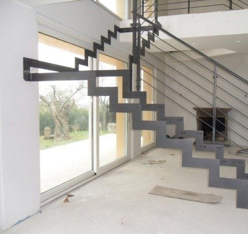 Moderna scala in metallo con alzate aperte 