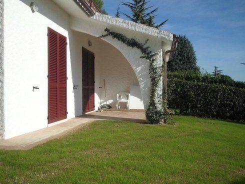 Casa bianca con persiane rosse