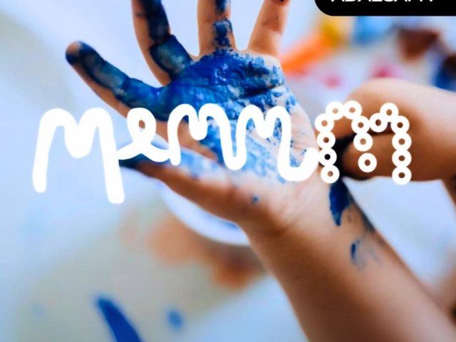 Barn að mála hönd í memm opnum leikskóla