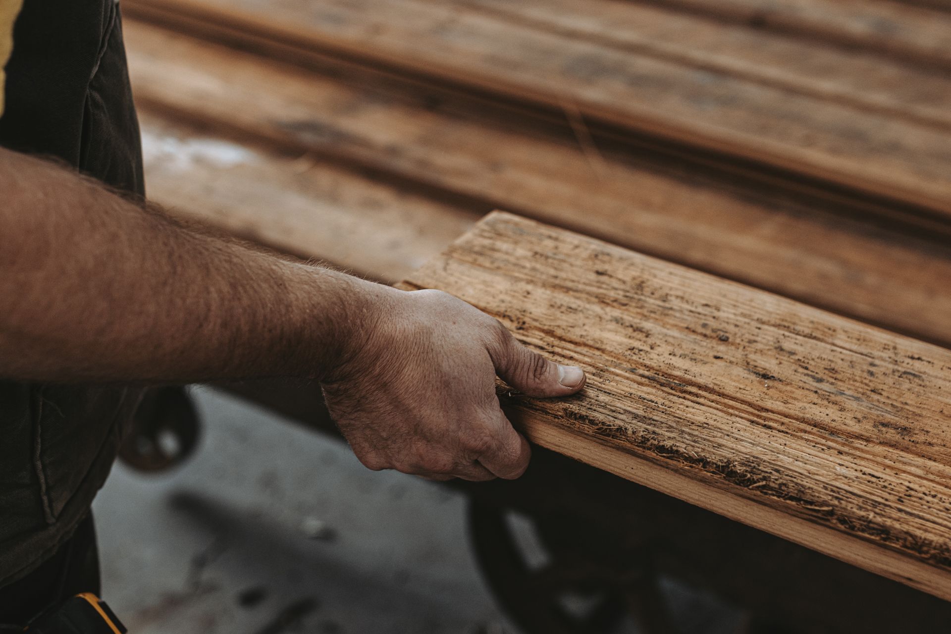 Worker handling quarter-sawn lumber in Pennsylvania with visible grain highlighting quality woodwork
