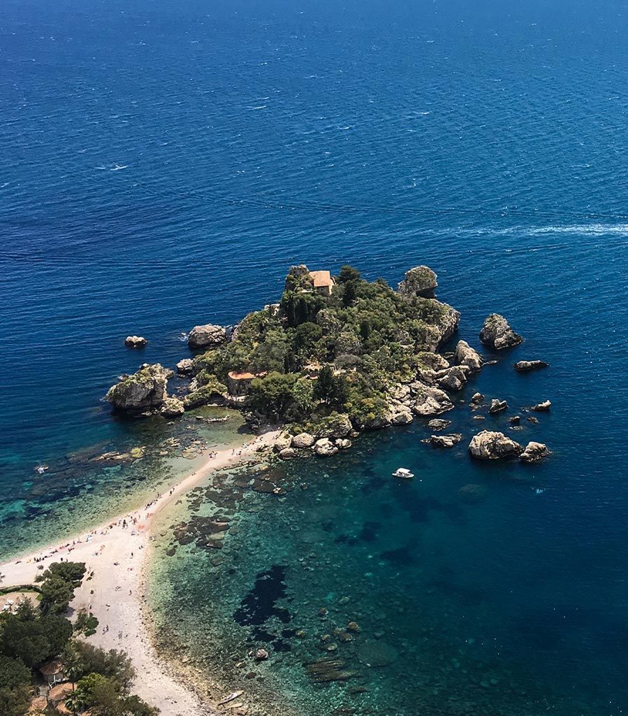 Piccola isola circondata dal mare