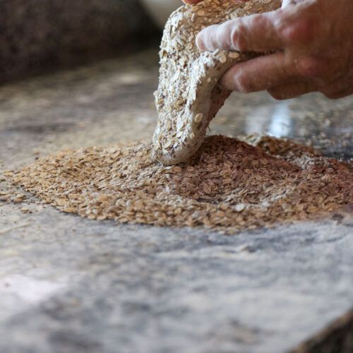 Impasto a mano su un piano di lavoro.