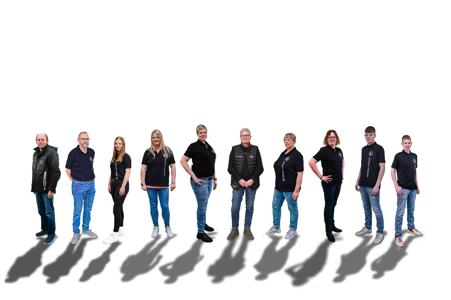 Eine Gruppe von zehn Personen steht in einer Reihe vor einem weißen Hintergrund, alle tragen Freizeitkleidung und werfen Schatten nach unten.