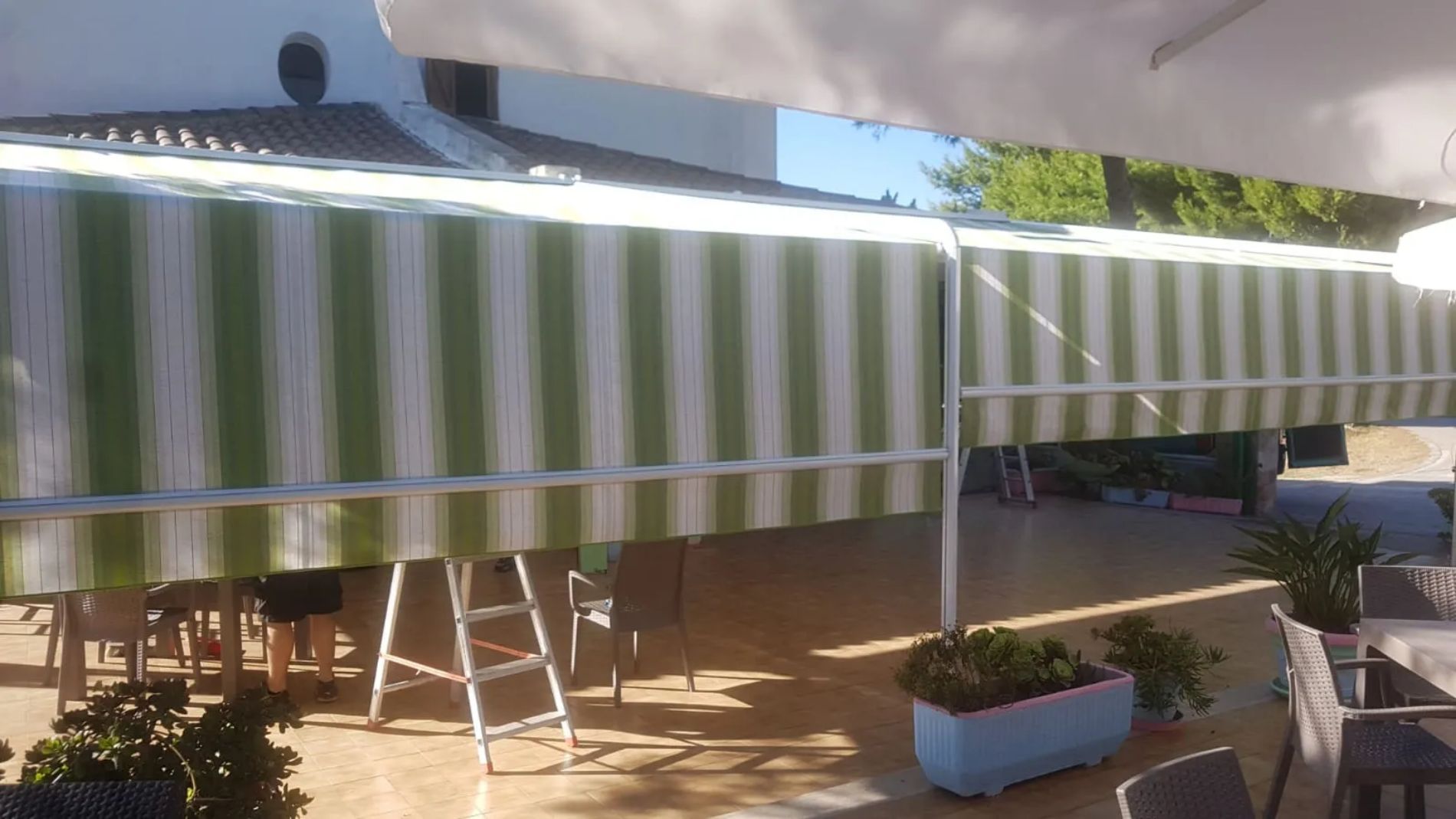 tenda da sole verde e bianca