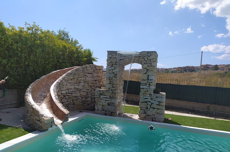 piscina con scivolo