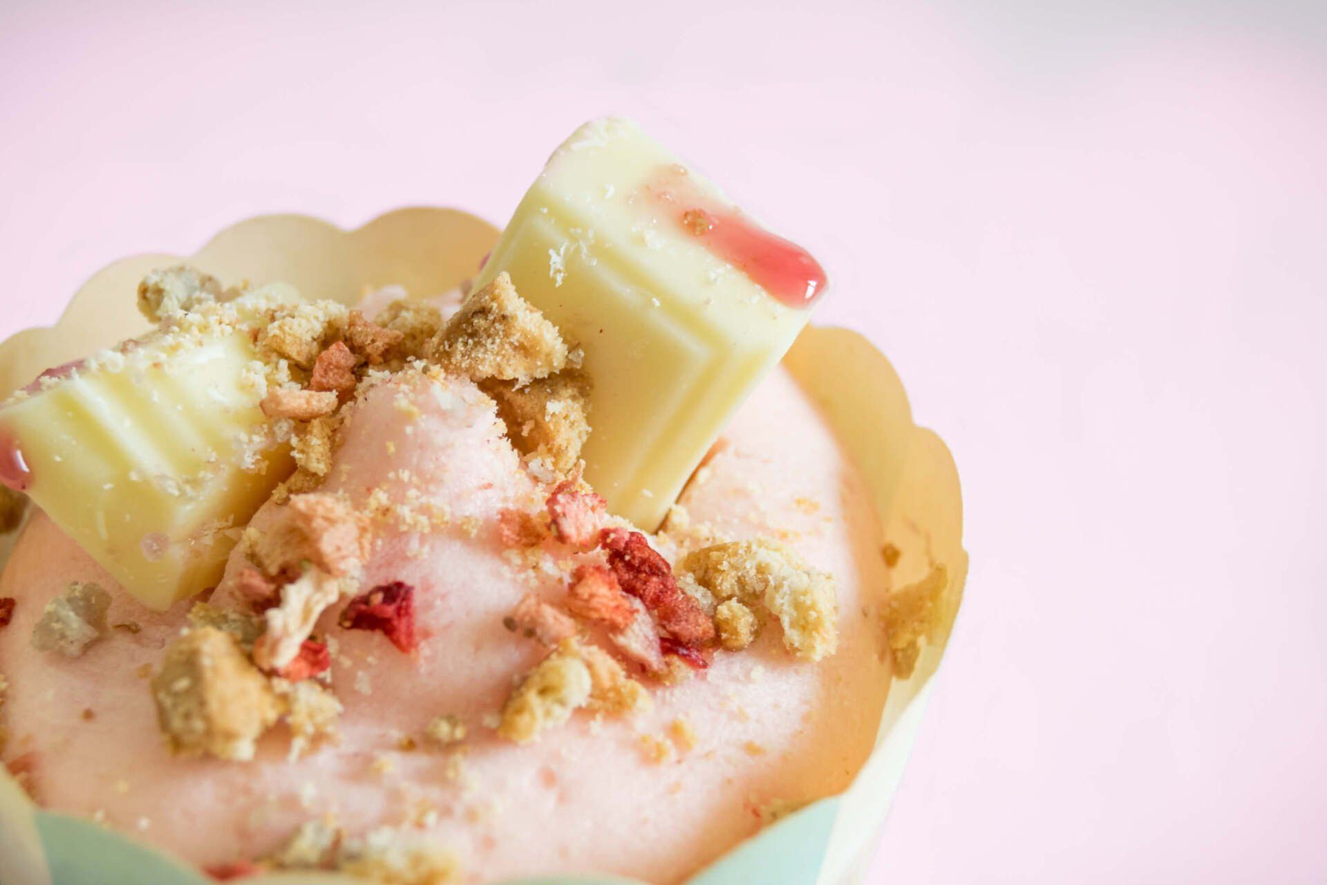 Strawberry alcoholic cupcake from A Cherry On Top bakery on the Isle of Wight, photography by MooksGoo