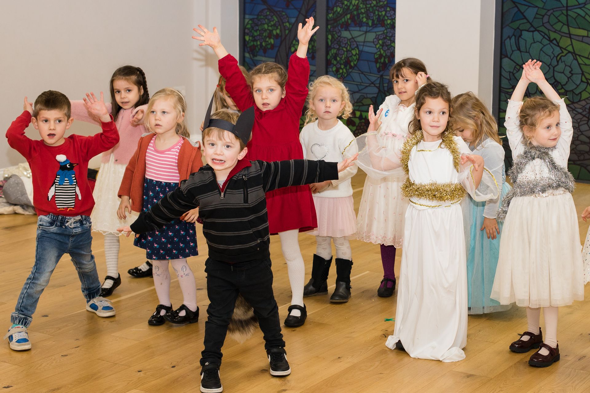 Группа детей танцует в комнате.