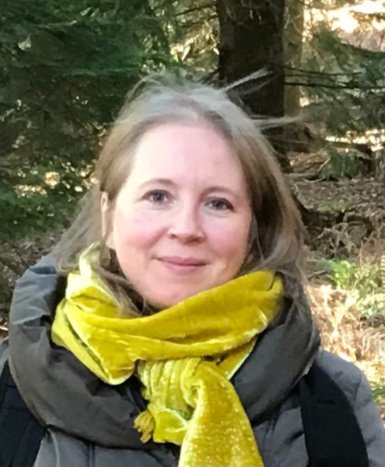 Женщина в желтом шарфе и сером жакете