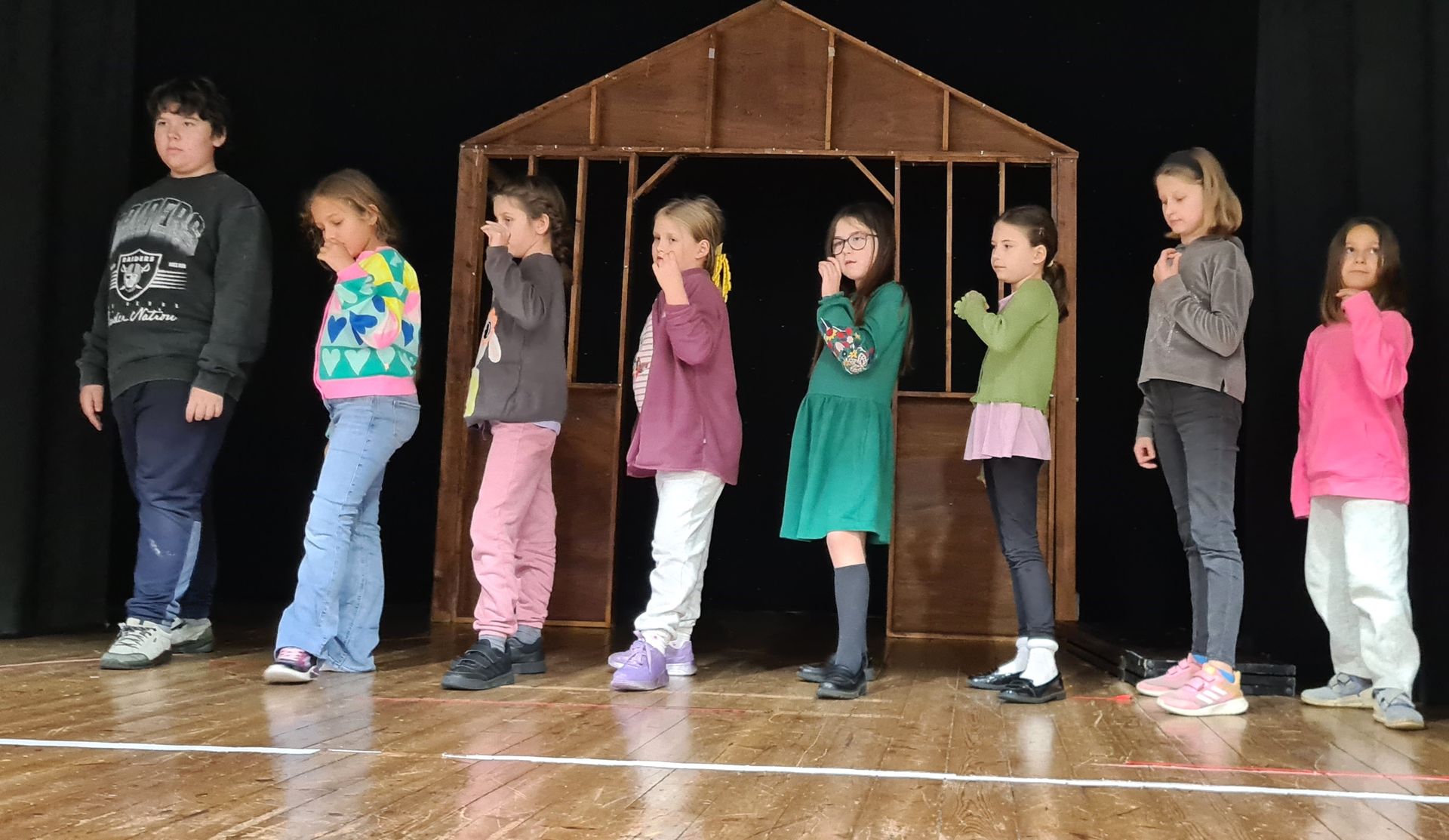 Группа детей, одетых в традиционные русские костюмы, позируют для фотографии.