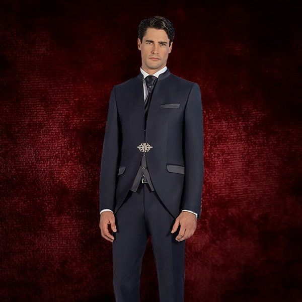 Abito da sposo con accessori abbinati