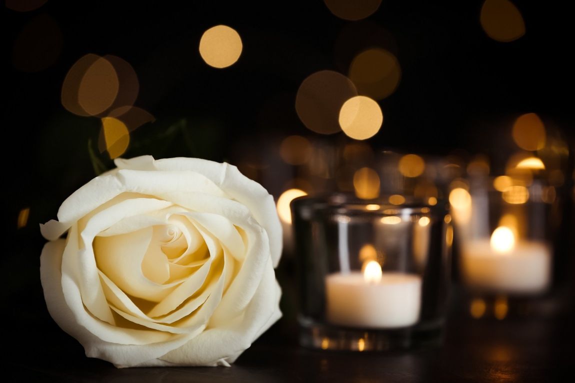 Rosa bianca e candele