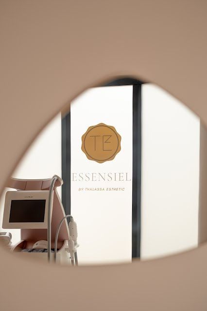 Un miroir avec un logo tb dessus