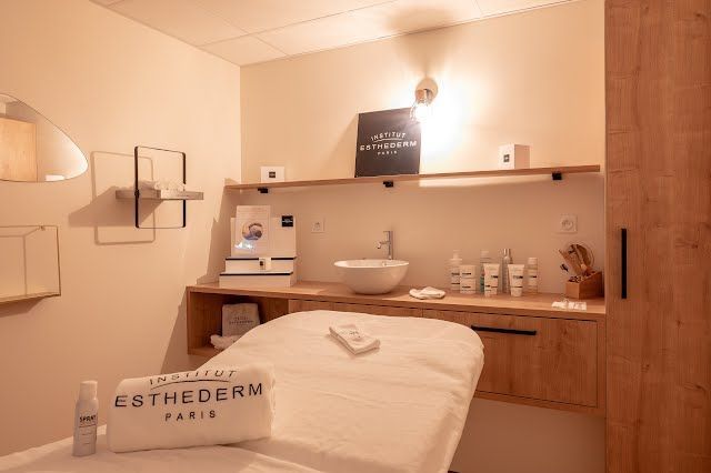 Une pièce avec une table de massage et un lavabo à l'intérieur.