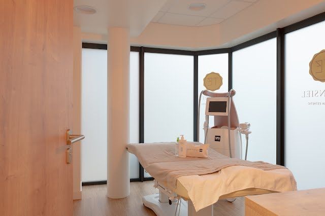 Une pièce avec un lit et une machine à l'intérieur.