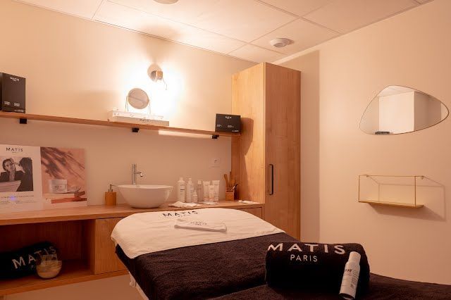 Il y a une table de massage au milieu de la pièce.