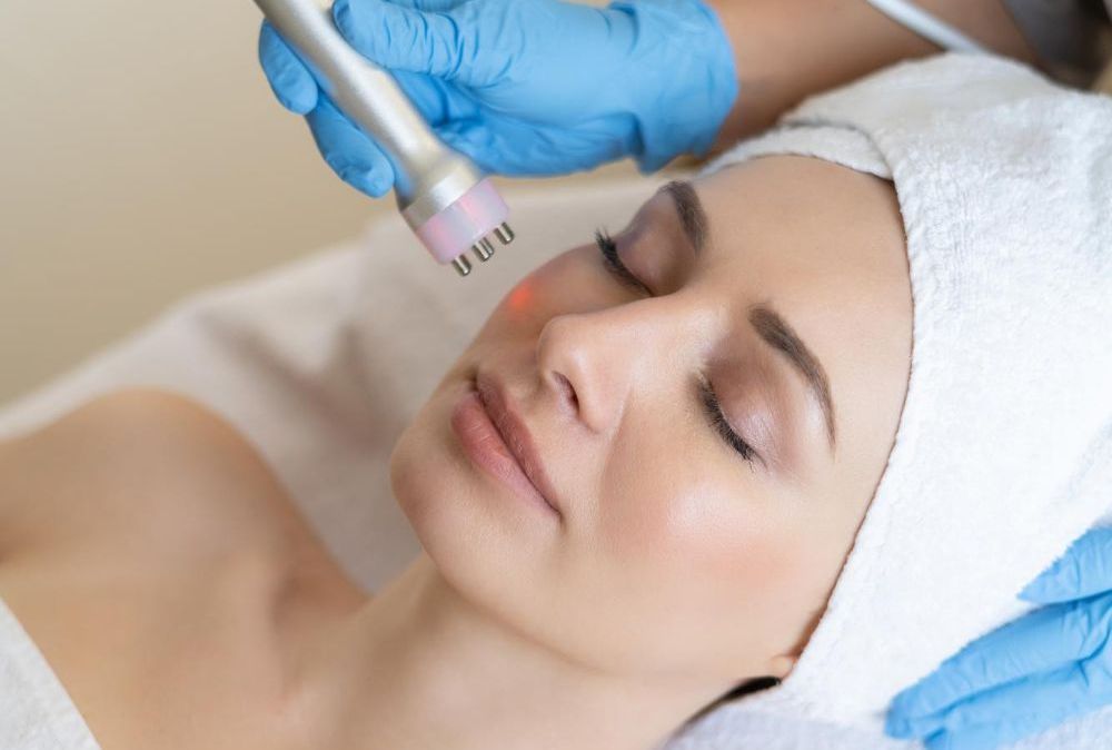 Une femme reçoit un traitement au laser sur son visage.