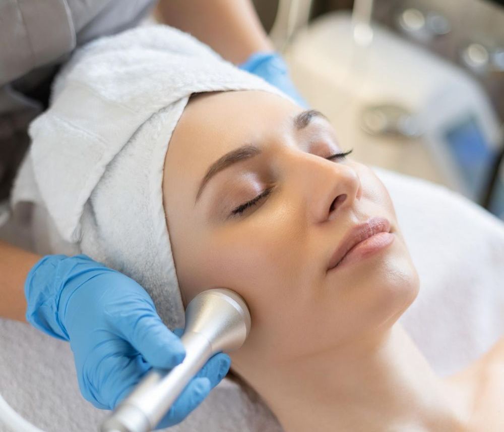 Une femme reçoit un soin du visage dans un salon de beauté.