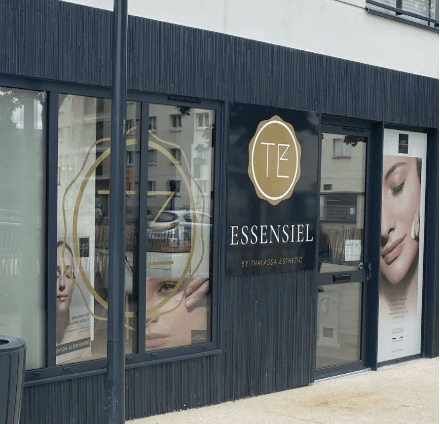 Une devanture de magasin avec un panneau indiquant essensiel