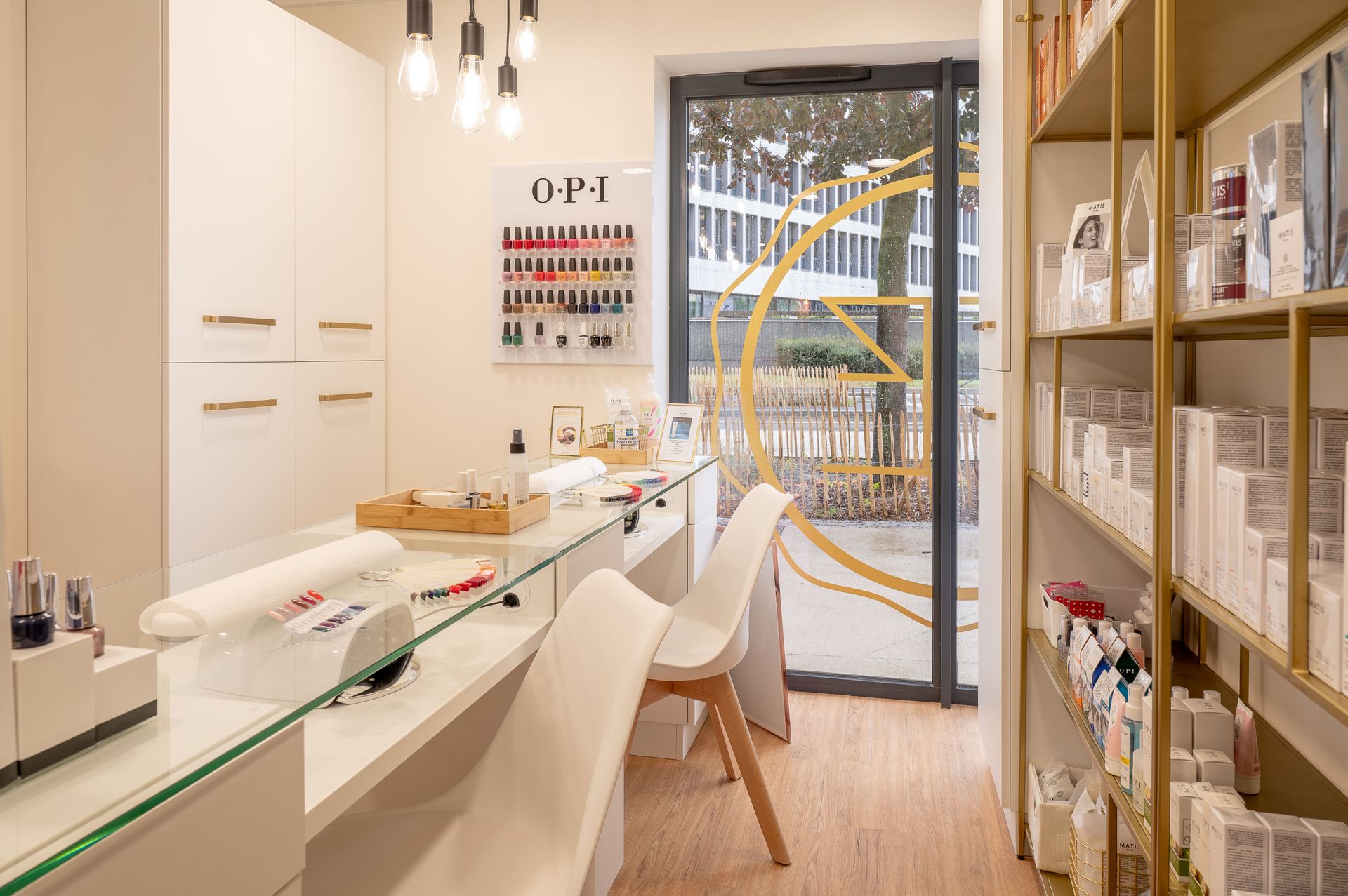 Une pièce avec une table, des chaises, des étagères et une fenêtre.